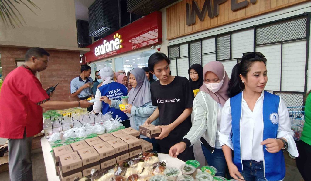 Pengunjung Matos antusias mendapatkan takjil gratis. Foto: Agus N