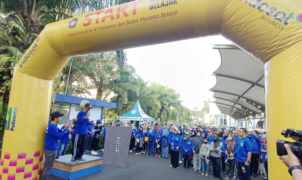 Direktur Polinema, Supriatna Adhisuwignjo, ST., MT. memberangkatkan peserta Jalan sehat. (Foto: Agus N/reportasemalang)