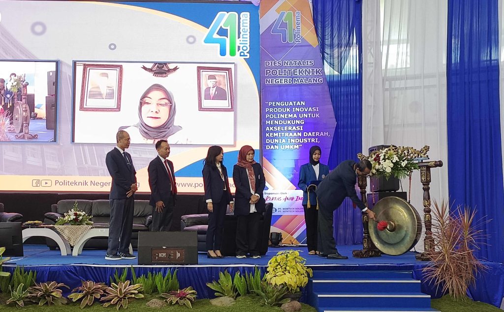 Direktur Polinema mewakili Dirjen Pendidikan Vokasi membuka Expo Penguatan Produk Inovasi. (Foto: Agus N/reportasemalang)