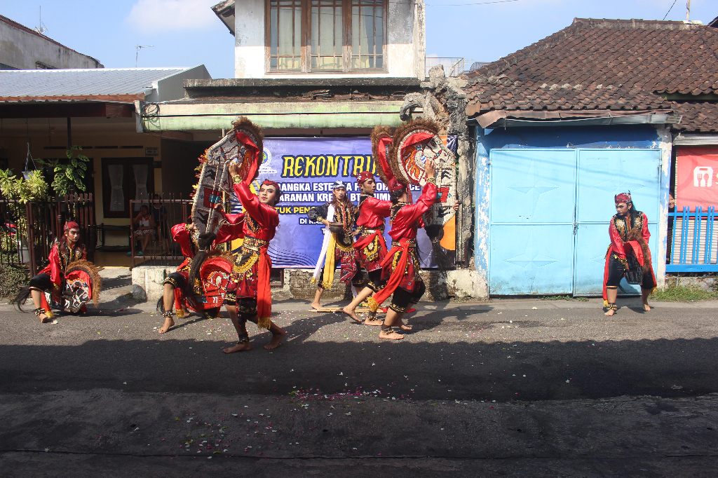 Tari Kembangan Kreasi Jaranan Bromo Tengger Semeru. (Foto:Ist /reportasemalang)