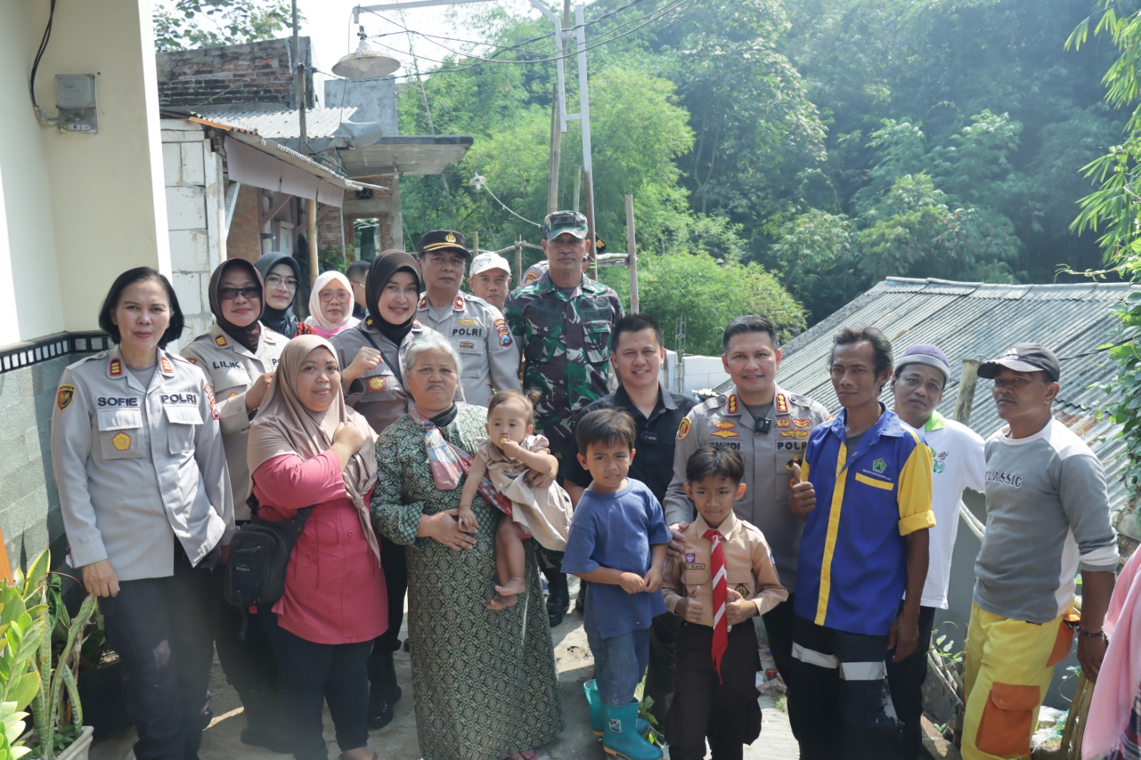 Anggota polisi dan warga sukun mengadakan bedah rumah.