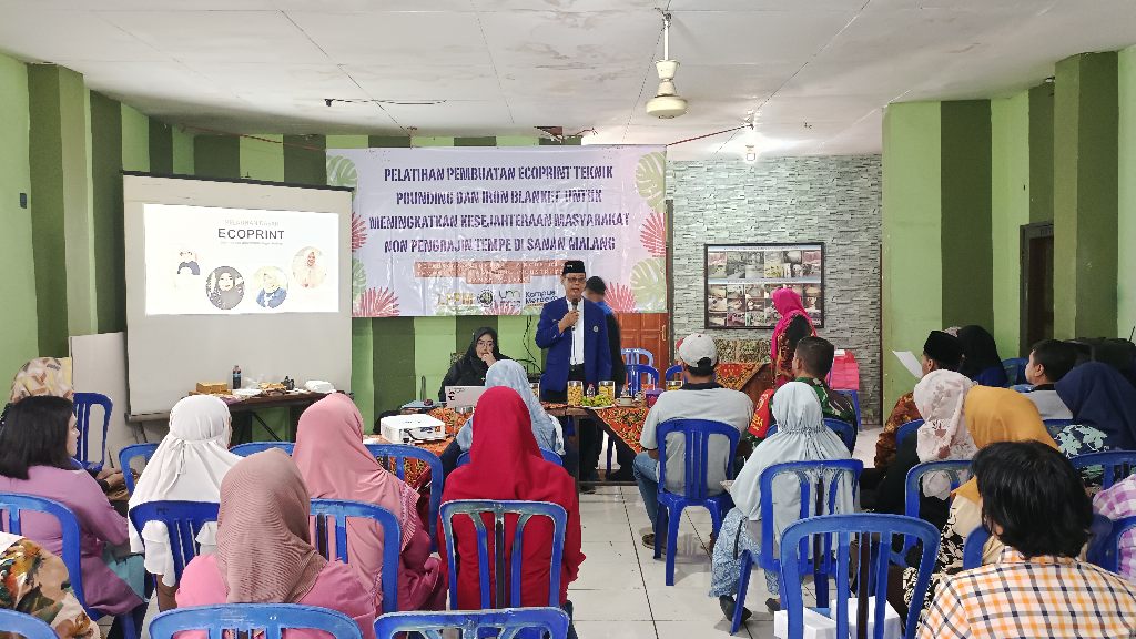 Drs Sumarwahyudi menjelaskan tentang Ecoprint. (Foto: Agus N/reportasemalang)