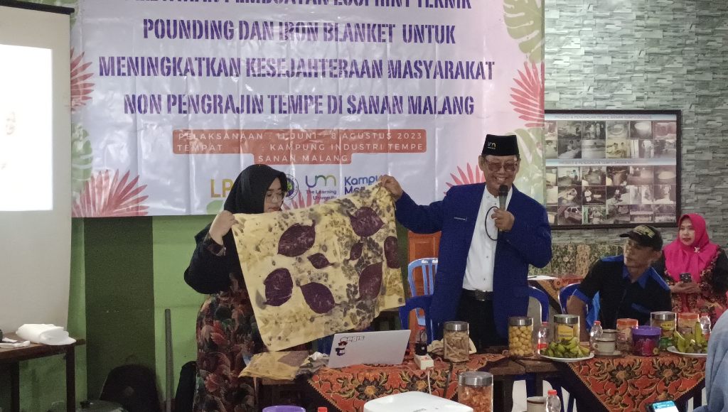 Drs Sumarwahyudi menunjukkan salah satu hasil Ecoprint. (Foto: Agus N/reportasemalang)