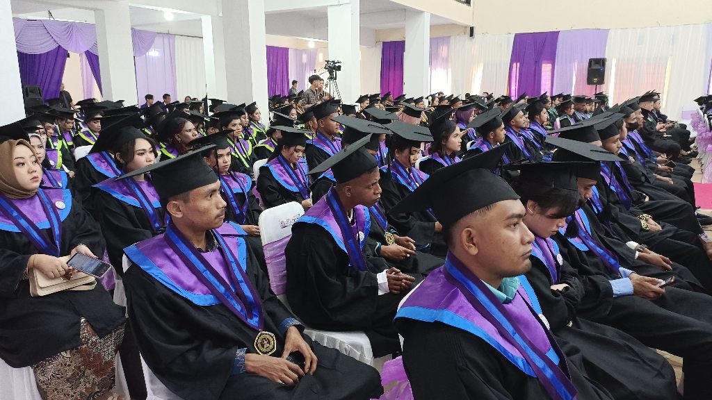 Para wisudawan dan wisudawati Wisuda Unitri ke-41. (Foto: Agus N/reportasemalang)