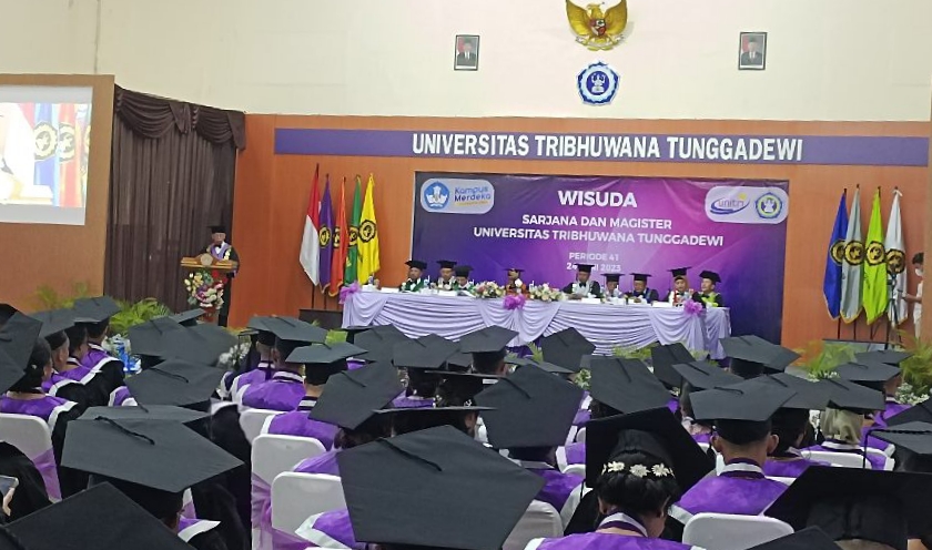 Rektor Unitri memberikan sambutan di Wisuda ke-41. (Foto:Agus N/reportasemalang)