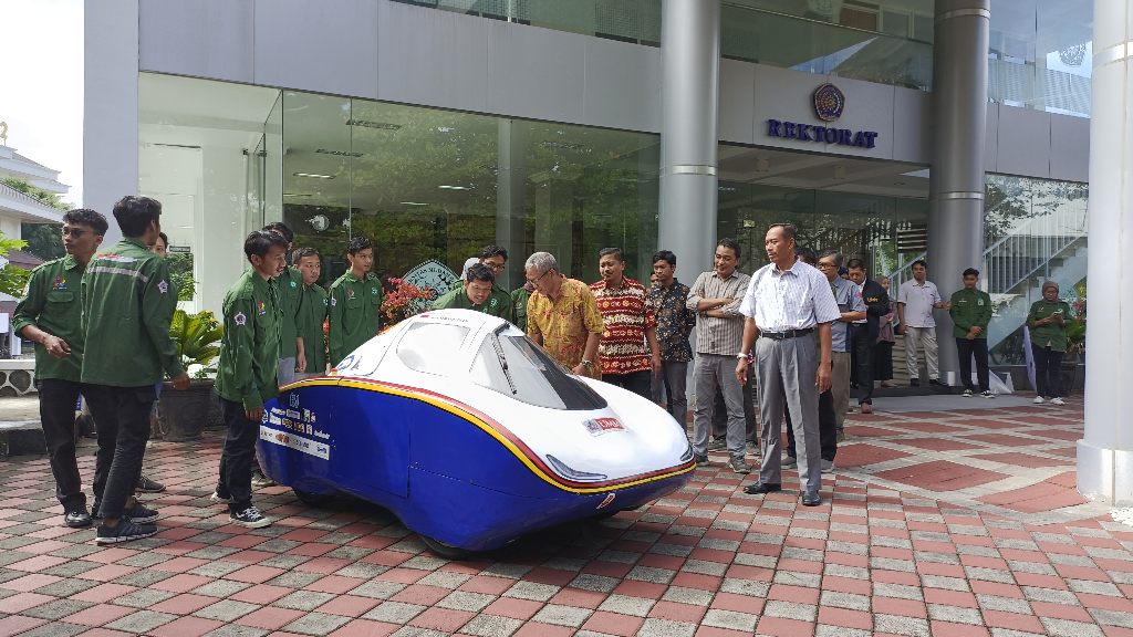 Rektor UMM beserta jajaran meninjau kesiapan Tim Mekatronic UMM. (Foto: Agus N/reportasemalang)