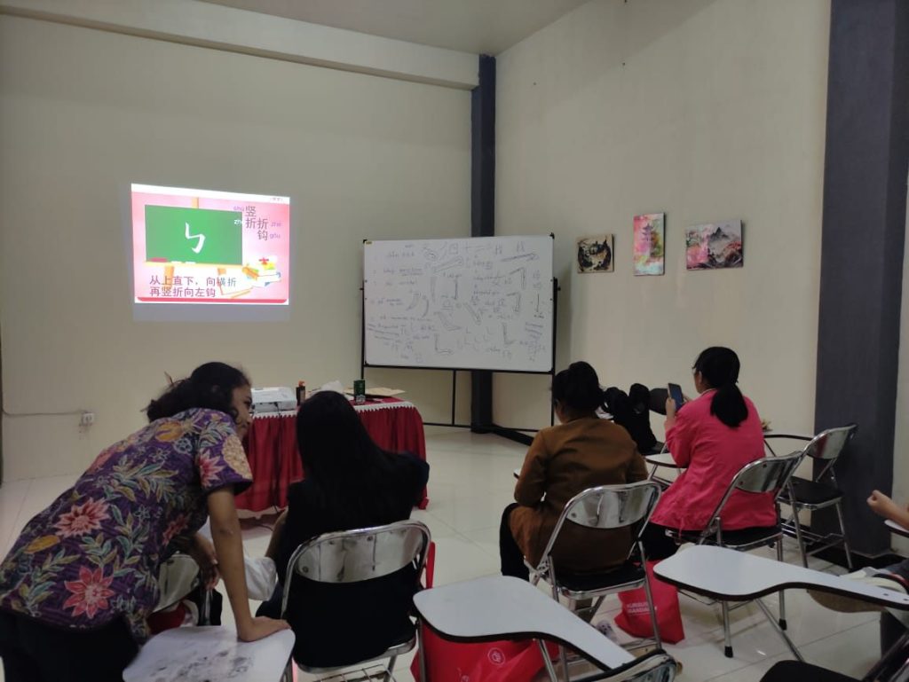 Suasana belajar di Kampung Bahasa Mandarin Dusun Tumpuk. (Foto: Ist/reportasemalang)