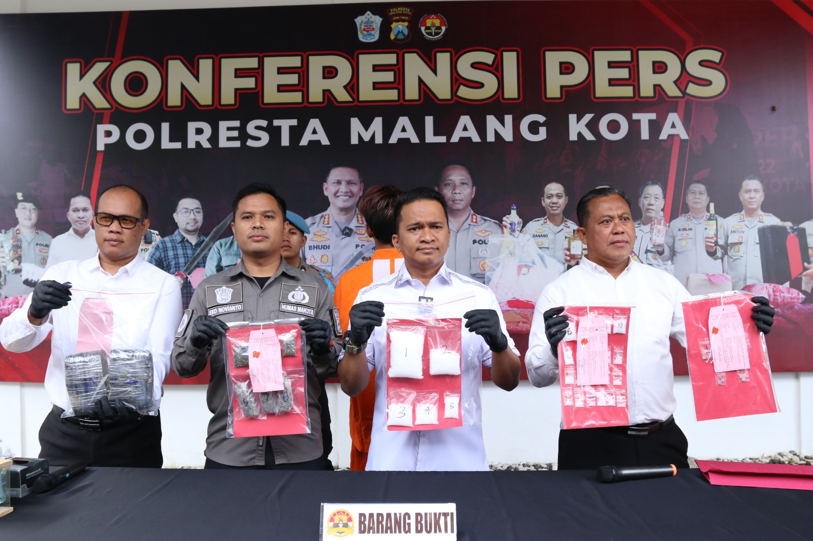 Polisi menemukan barang bukti dan menangkap pelaku.