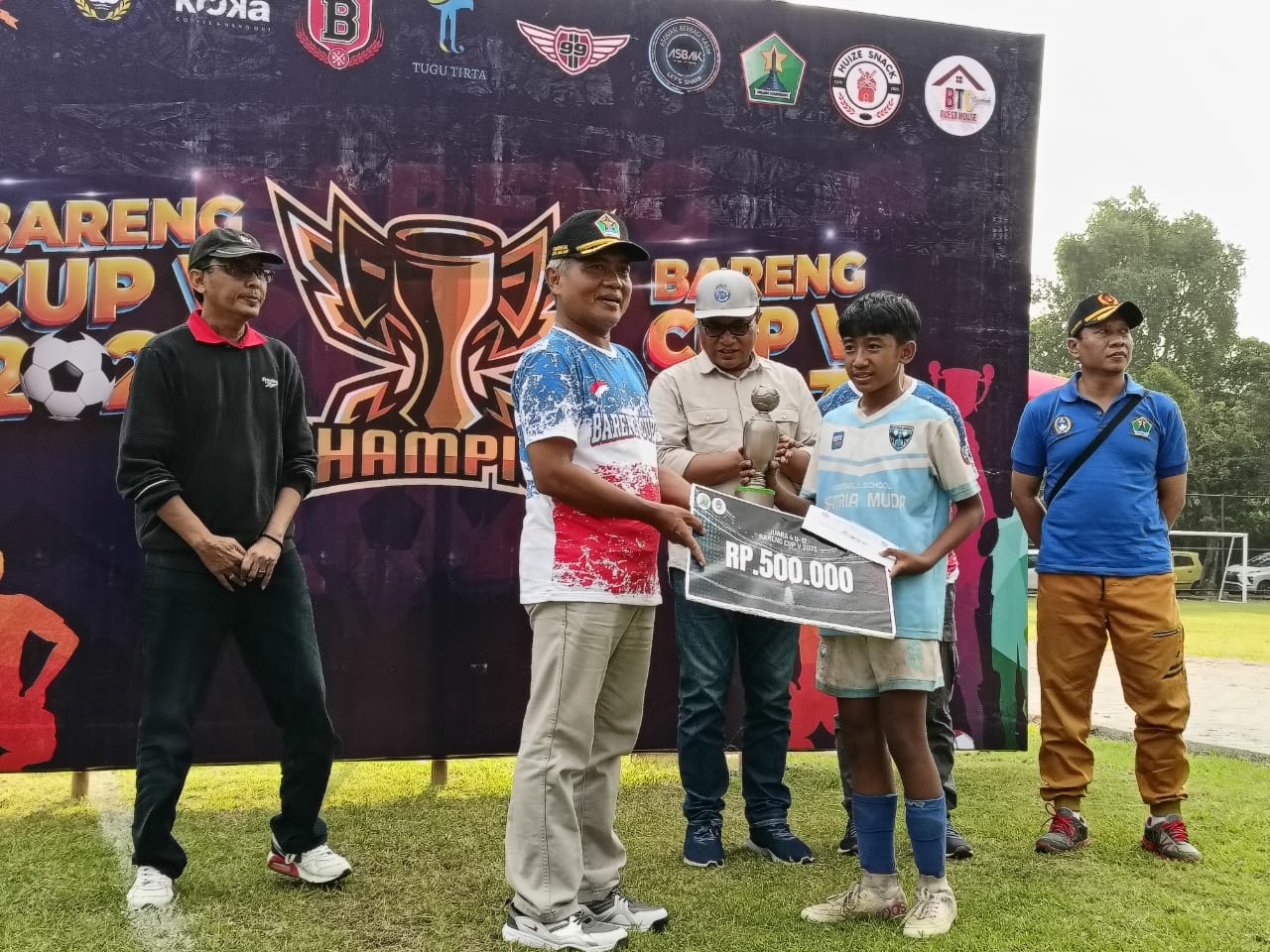 Penyerahan hadiah Bareng Cup. (Foto: Ist/reportasemalang)