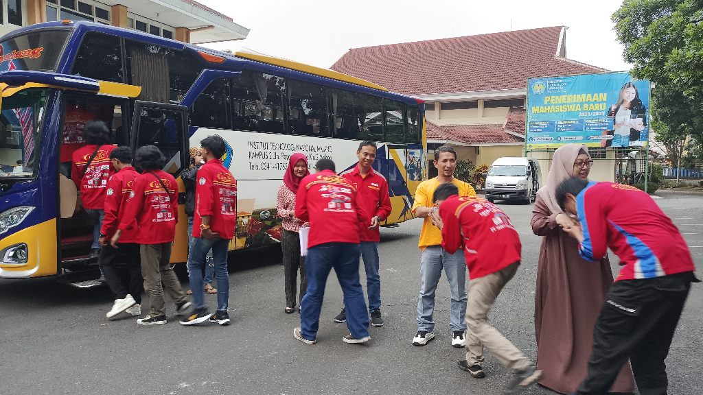 Pemberangkatan Tim Mobil Hemat Energi UART Nagapasa. (Foto: Agus N/reportasemalang)