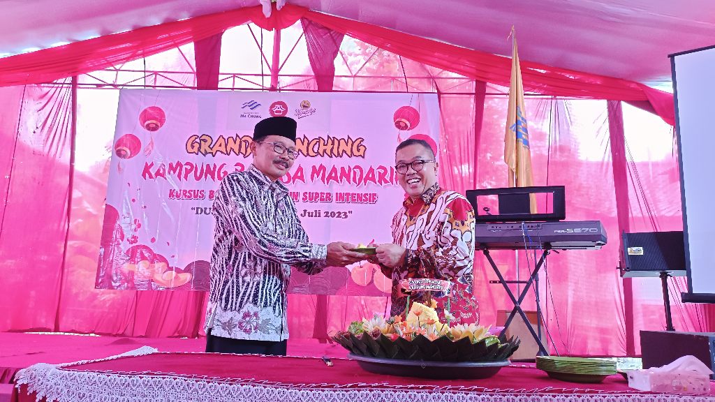 Rektor Universitas Ma Chung menyerahkan nasi tumpeng kepala Kepala Dinas Pendidikan Tulungagung. (Foto: Agus N/reportasemalang)