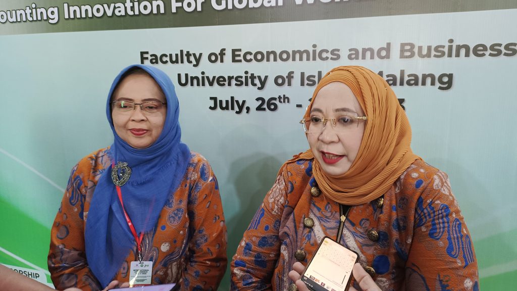 Ketua IAI KAPd, Prof Dr Dian Agustia dan Dekan Fakultas Ekonomi dan Bisnis (FEB) Unisma, Nur Diana. (Foto: Agus N/reportasemalang)