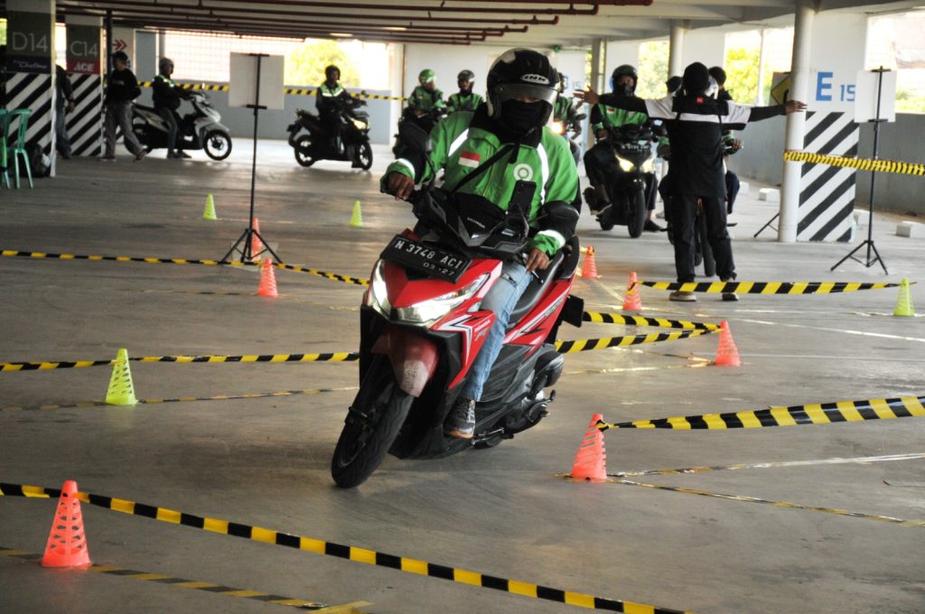 Para driver Gojek mengikuti pelatihan berkendara aman. (Foto: Ist/reportasemalang)