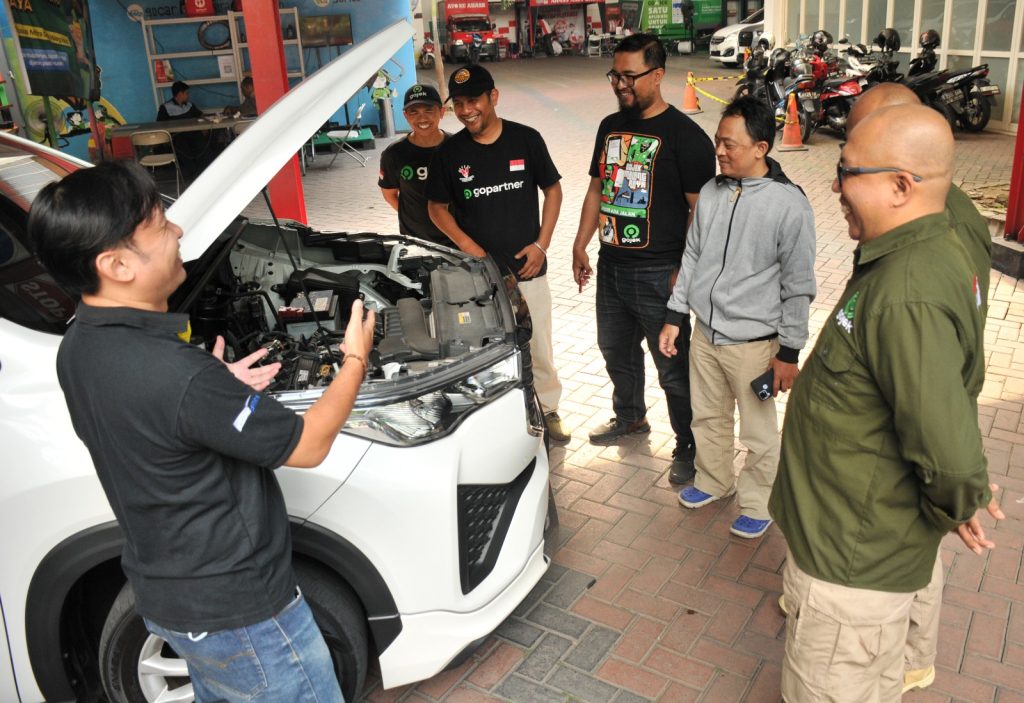 Driver Gojek mendapatkan pelatihan cara merawat kendaraannya agar tetap dapat beroperasi secara optimal. (Foto:Ist/reportasemalang)