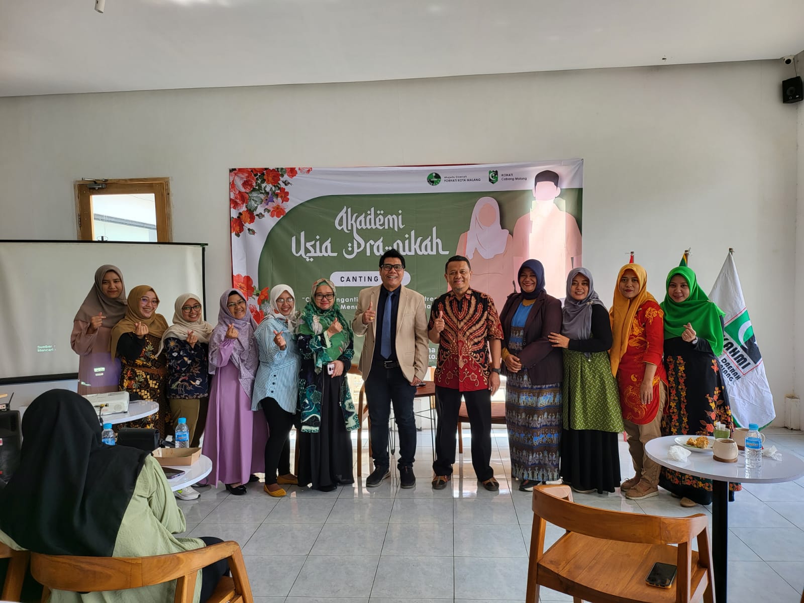 Foto bersama para narasumber dengan panitia Akademi Usia Pra Nikah. (Foto:Ist/reportasemalang)