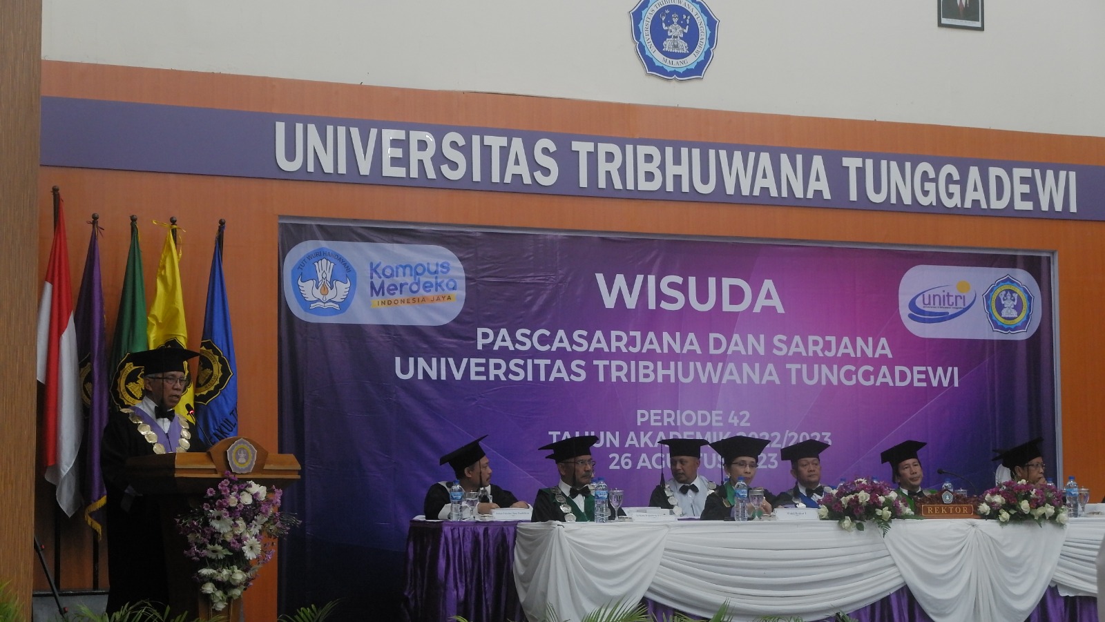 Rektor UNITRI Melepas Ratusan Wisudawan Wisudawati. (Foto:Ist)