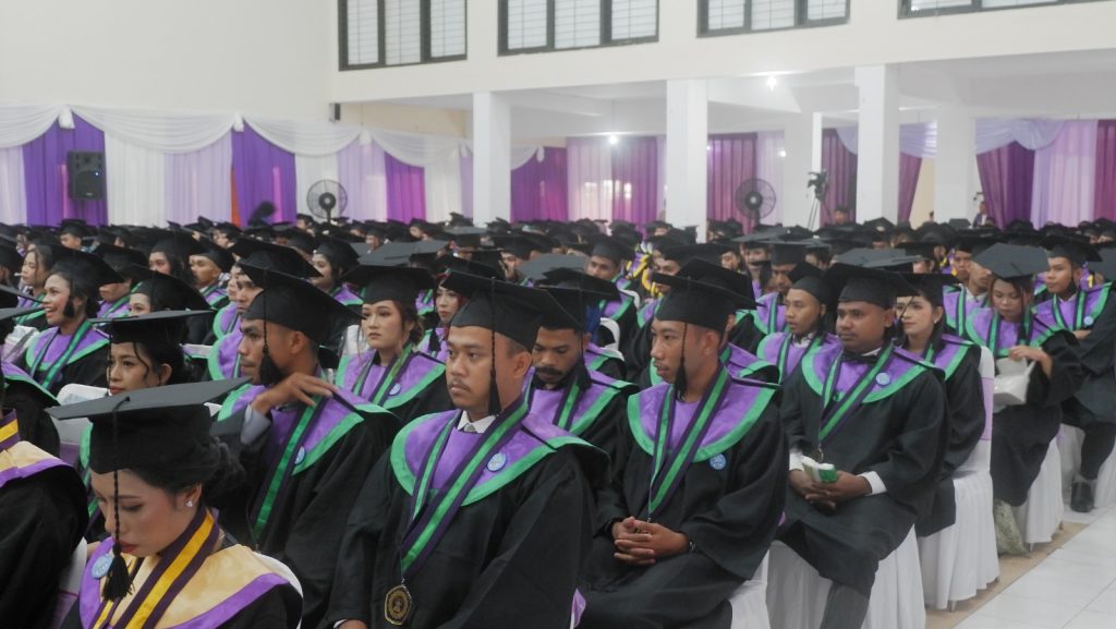 Wisudawan dan wisudawati UNITRI. (Foto:Ist)