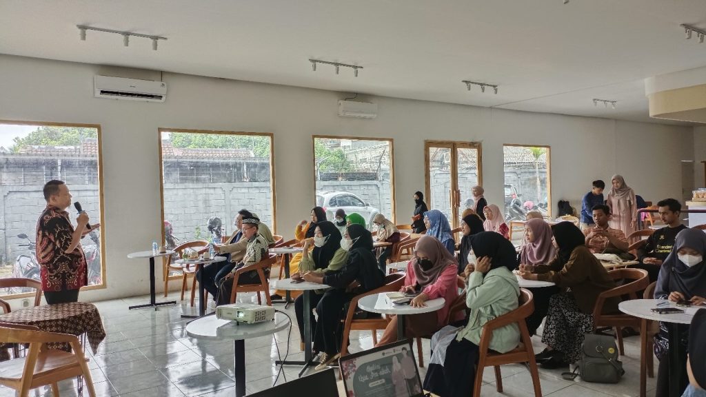 Presidium Kahmi Kota Malang, Arif Bakhtiar membuka Akademi Usia Pra Nikah "Canting Ayu". (Foto: Agus N/reportasemalang)