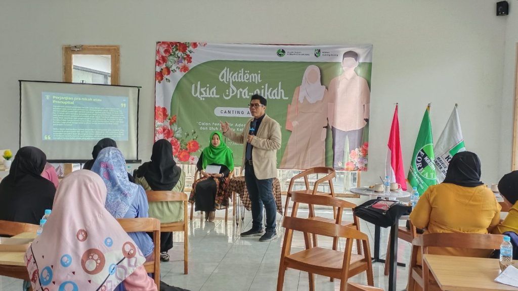 Dr. H. Sholehudin, MH. memaparkan materi Surat Perjanjian Pra Nikah. (Foto: Agus N/ reportasemalang)