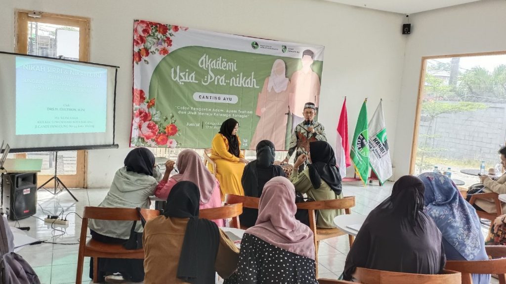 Kepala KUA kec Lowokwaru Drs. H. Ghufron, M.Pd, menyampaikan materi tentang Nikah Sirri dan Nikah Dini. (Foto:Agus N/ reportasemalang)