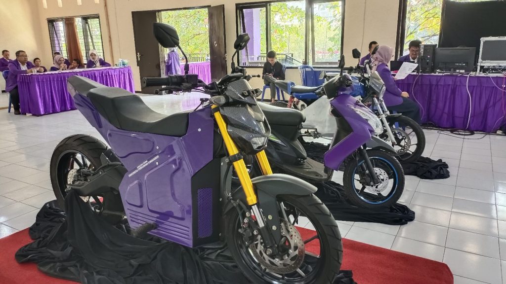 Sepeda motor listrik yang diluncurkan UNITRI di Dies Natalis ke-22. (Foto:Agus N/reportasemalang)