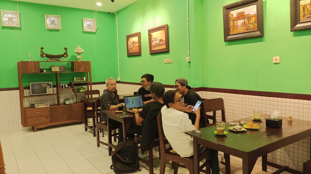 Para pengunjung Mifeng Kopitiam. (Foto: Agus N/reportasemalang)