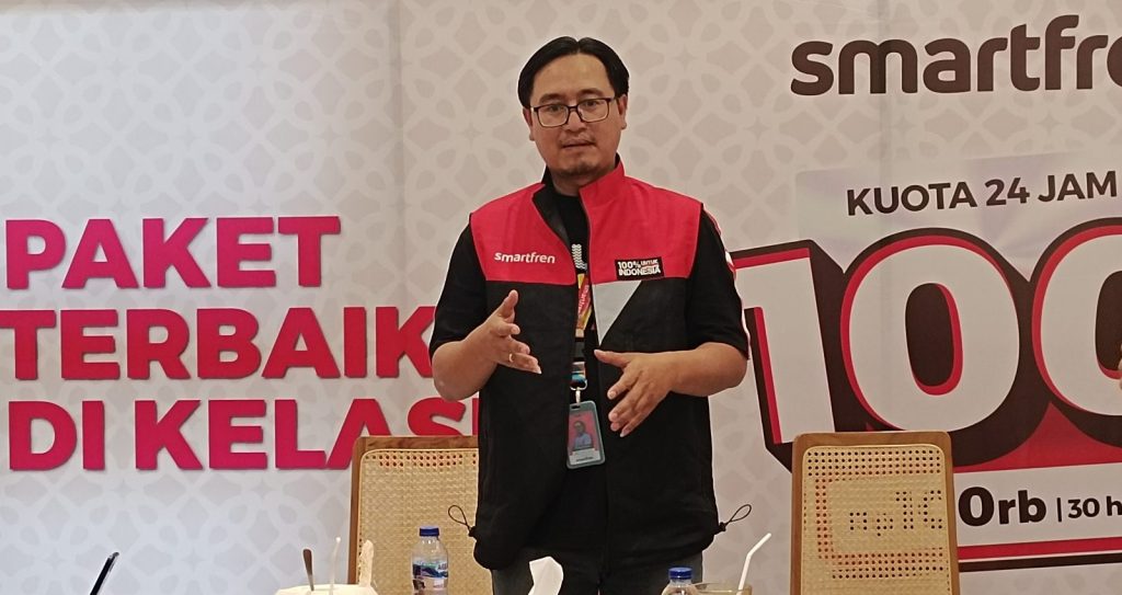 Regional Head South East Java Smartfren, Deckey Prasetiyo menjelaskan Paket Data 100 GB-100 Ribu. (Foto: Agus N/reportasemalang)