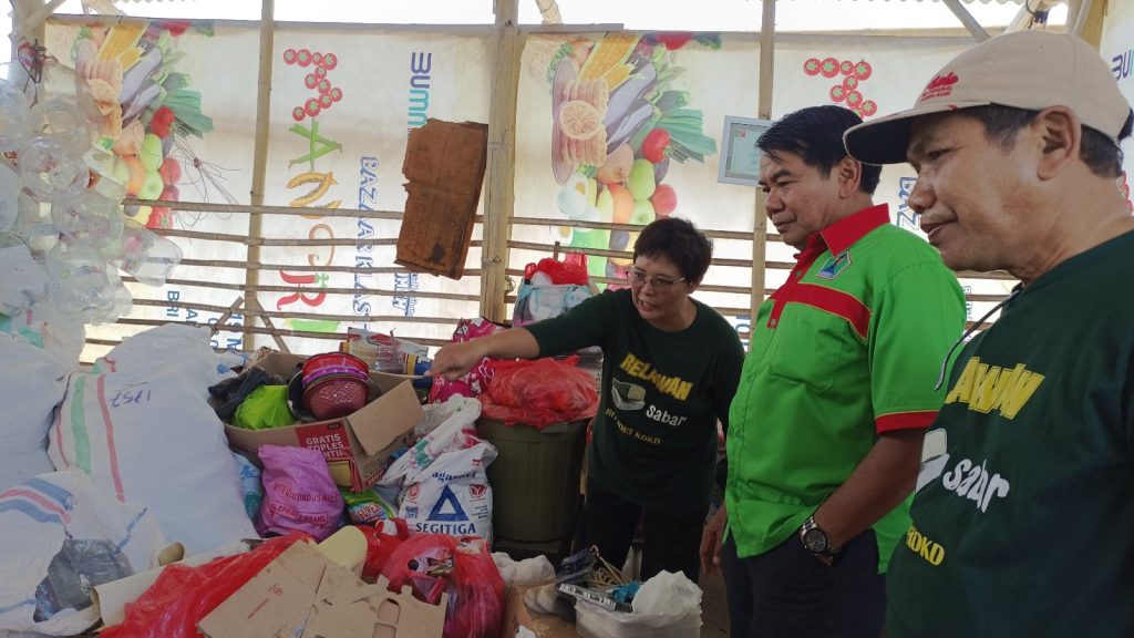 Pembina Kader Lingkungan, Wasto meninjau Omah Sedekah sampah Tempe Sabar. (Foto: Agus N/reportasemalang)