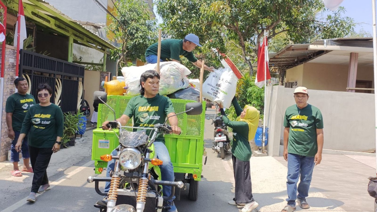 Aksi Tempe Sabar mengambil sedekah Sampah dari warga. (Foto: Agus N/reportasemalang)