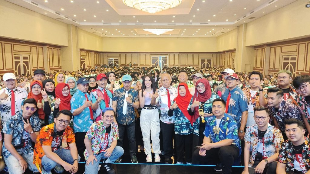 Foto bersama Happy Asmara dengan para wisudawan IKIP Budi Utomo. (Foto:Agus N/reportasemalang)