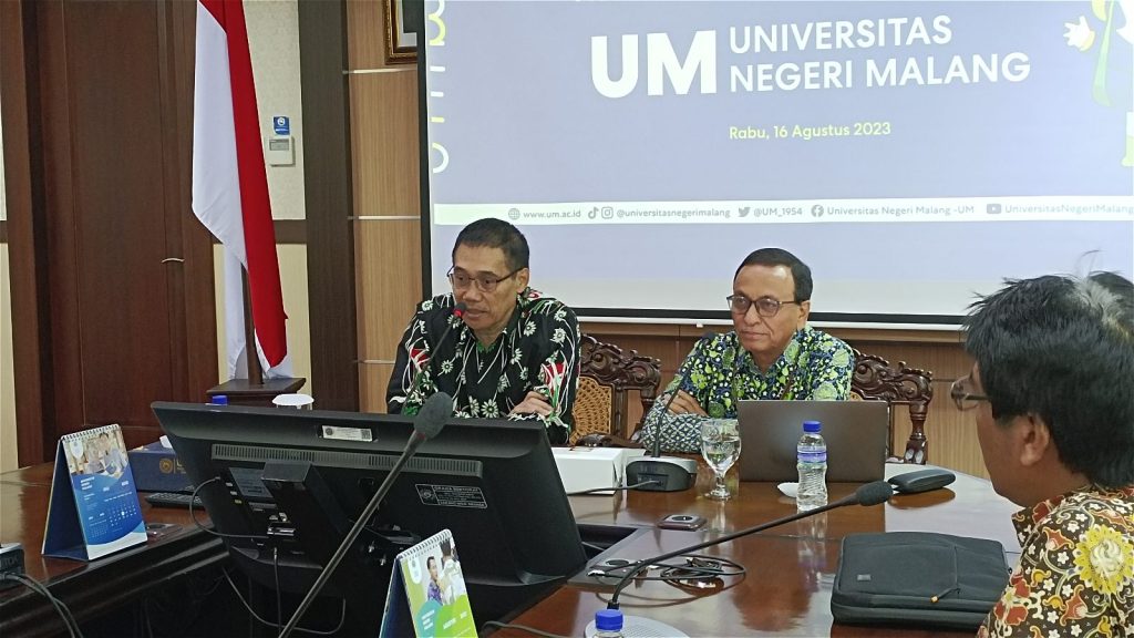 Rektor UM bersama Wakil Rektor menjelaskan tentang penerimaan mahasiswa FK UM. (Foto: Agus N)