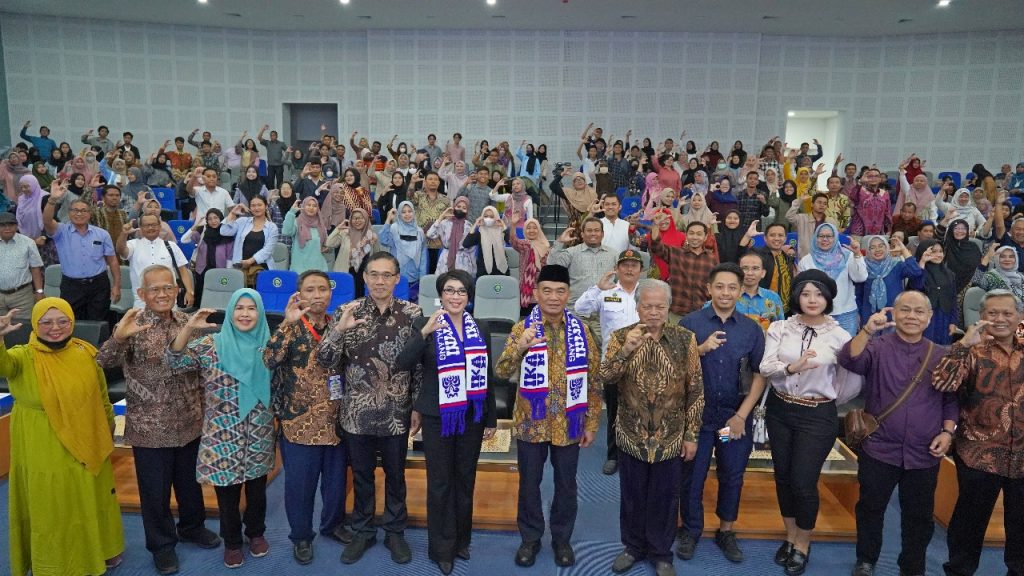 Foto bersama Menko PMK dengan para peserta Seminar Nasional. (Foto: Agus N/reportasemalang)