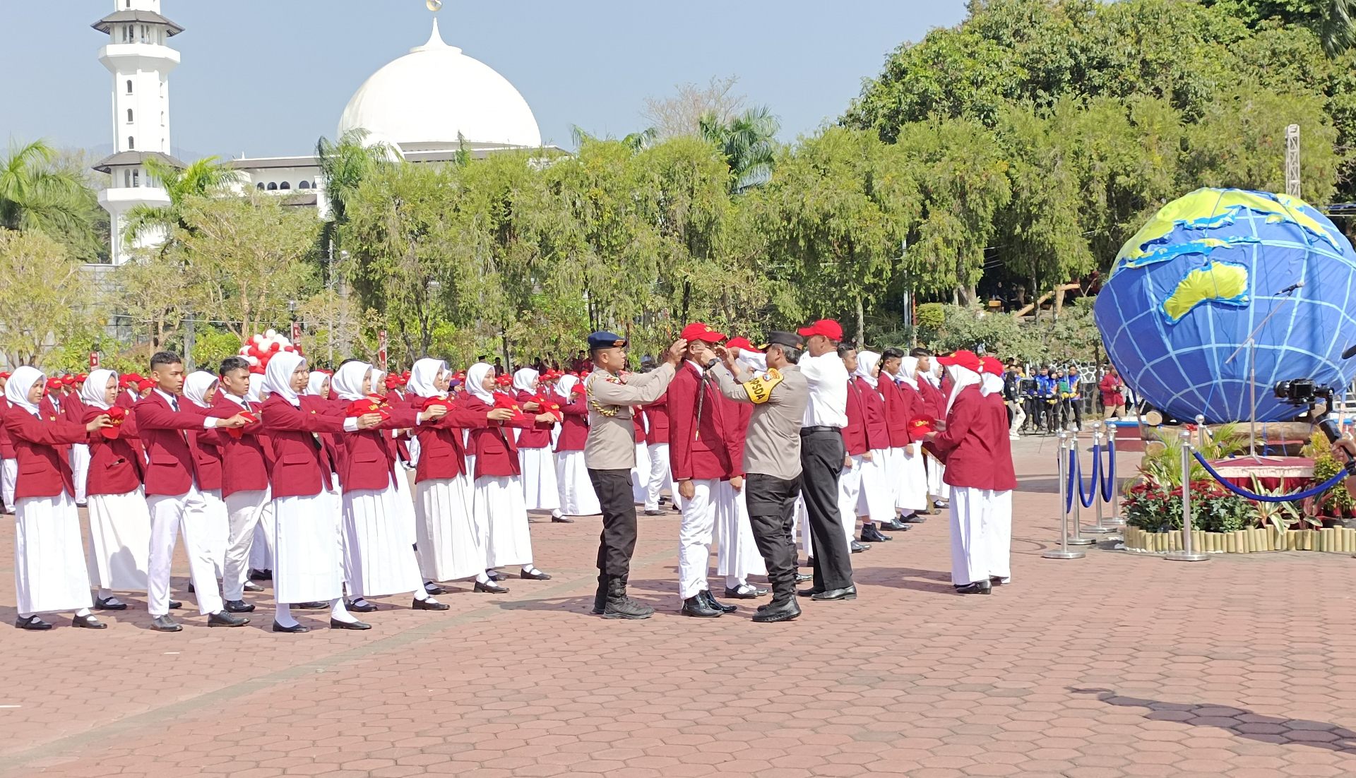 Kapolda Jatim bersama Rektor UMM menyematkan topi kepada perwakilan Maba. (Foto: Agus N/reportasemalang)