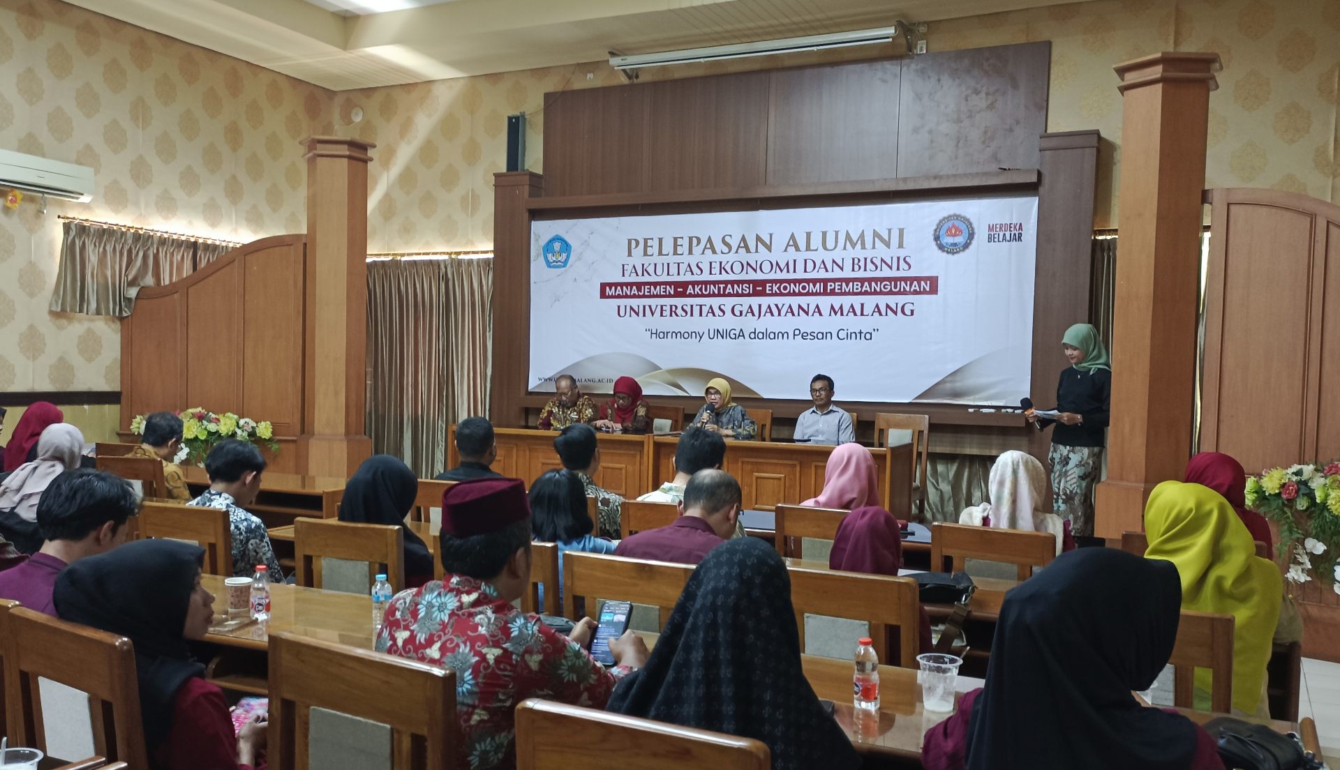 Pelepasan Alumni FEB Uniga Malang. (Foto: Agus N/reportasemalang)