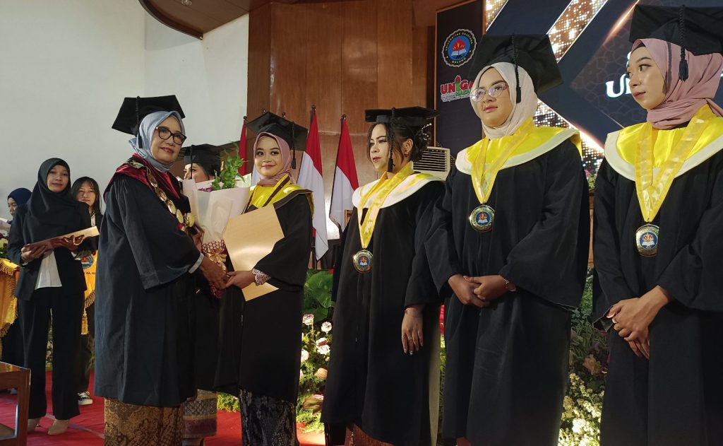 Rektor Uniga Malang menyerahkan penghargaan kepada lulusan terbaik. (Foto:Agus N/reportasemalang)