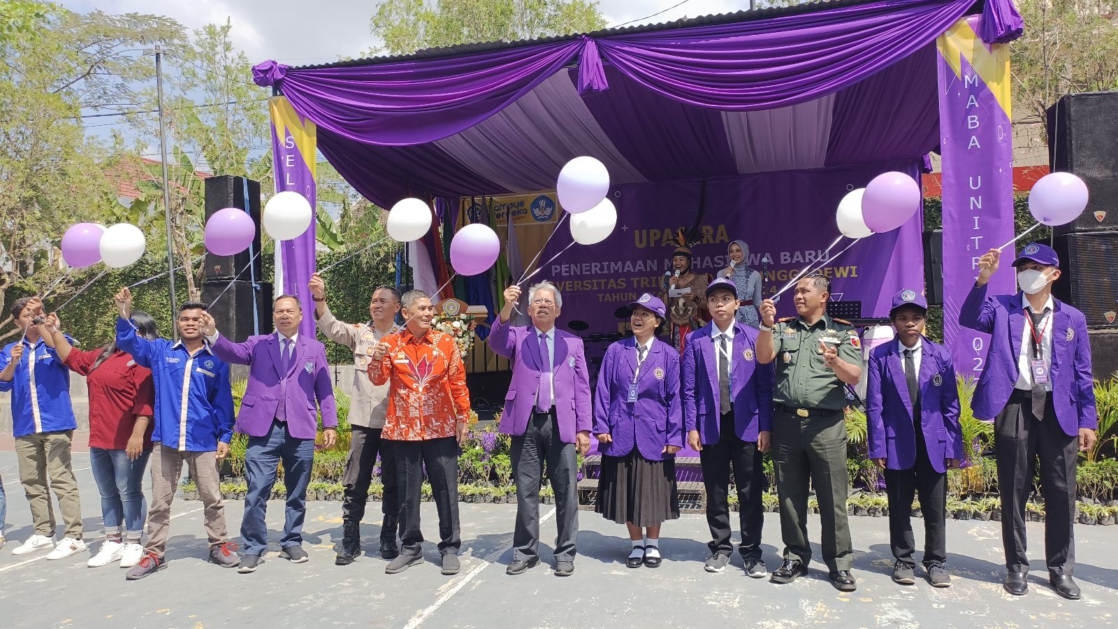 Pelepasan balon untuk menyambut Maba Unitri. (Foto: Agus N/reportasemalang)