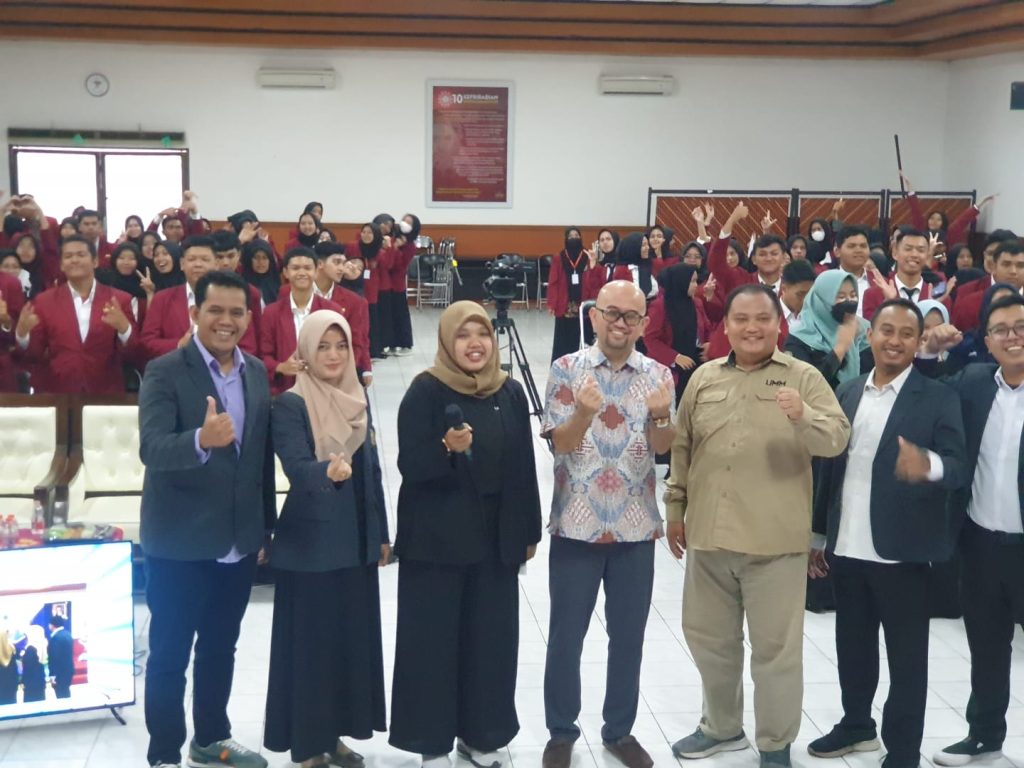 Foto bersama dengan para peserta. (Foto: Ist/reportasemalang)