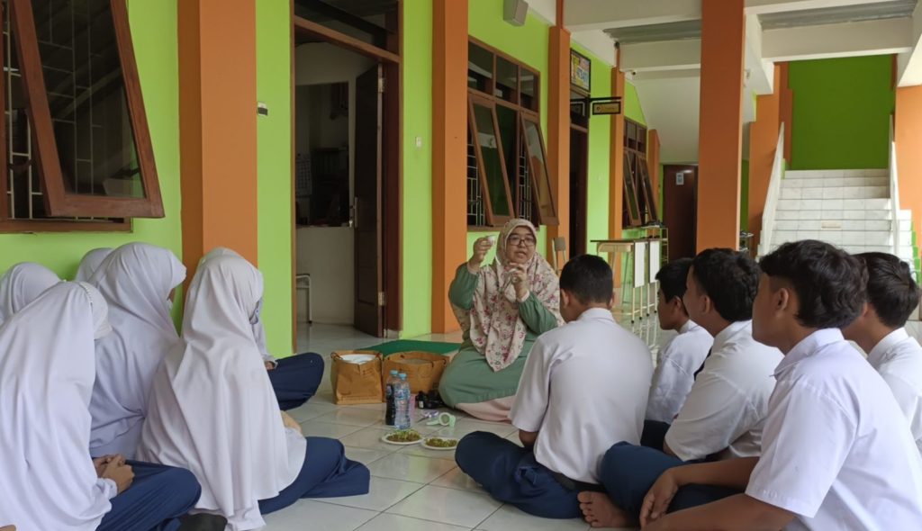 Anggota Doktor Mengabdi UB mengenalkan cara budidaya sistem Hidroponik. (Foto: Agus N/reportasemalang)