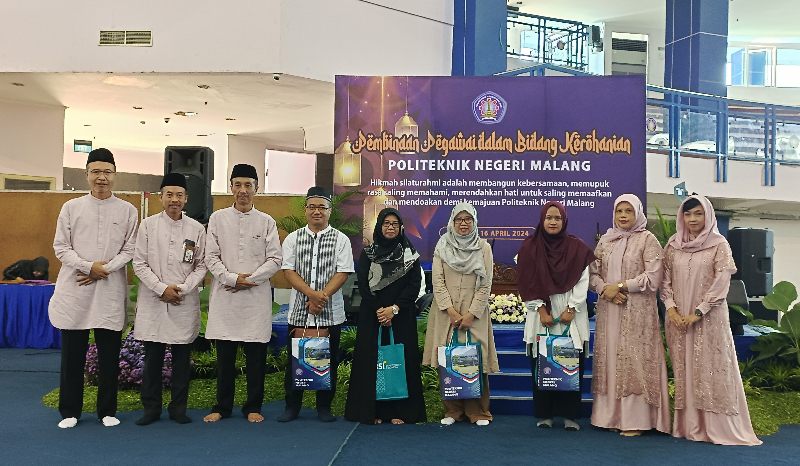 Foto bersama Direktur Polinema dan jajaran dengan calon jemaah haji. (Foto: Agus N/reportasemalang)