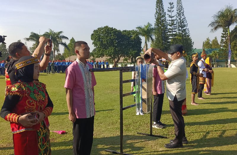 Penuangan pasir oleh Kepala Dinas Pendidikan Provinsi Jawa Timur. (Foto: Agus N/reportasemalang)