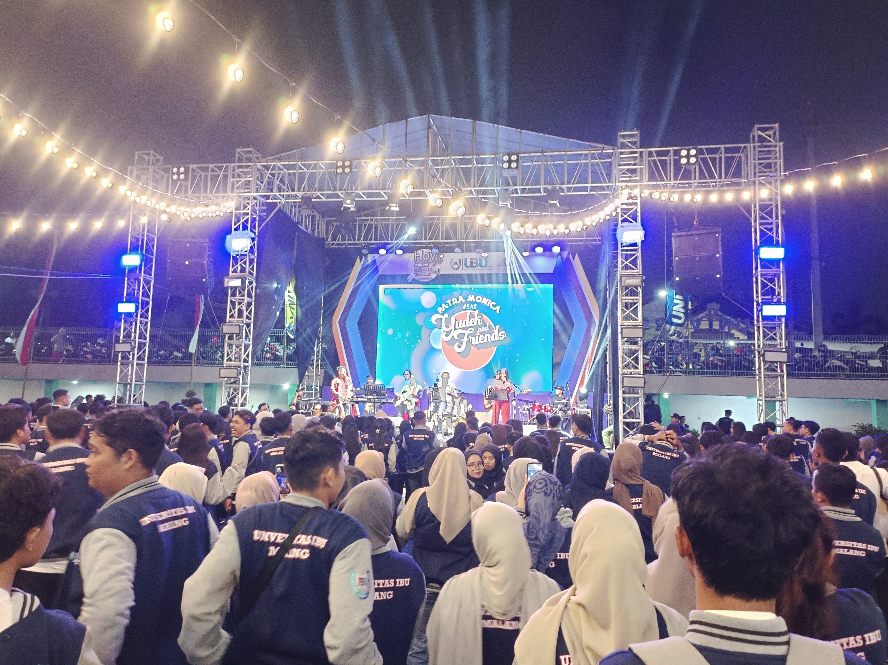 Penuh Kebahagiaan, 1.200 Mahasiswa UIBU Ikuti Happy Outdoor Yudisium