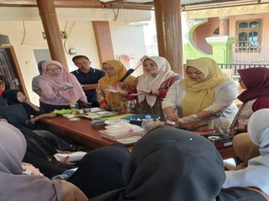 Tim Dosen Polinema Berikan Pelatihan Diversifikasi Jantung Pisang Berupa Daging Analog Bagi Ibu-ibu PKK Desa Duwet