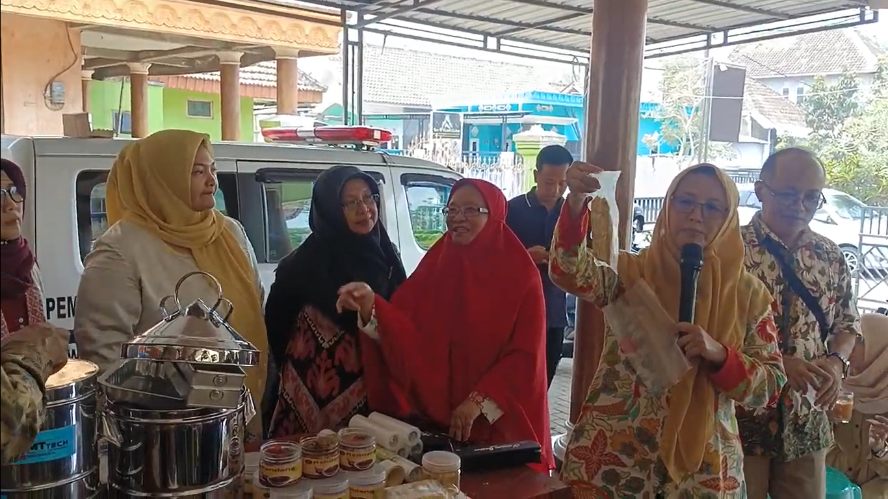 Inovasi Kemasan Fungsional dan Estetis “Duwet Polinema Catfish Nugget”: Strategi Peningkatan Daya Saing Produk Pangan Lokal di Desa Duwet Kabupaten Malang