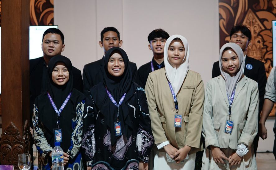 Cetak Generasi Berwawasan Global, Santri PPI AMF Raih Best Paper di Ajang MUN 2025