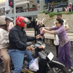 Terus Berbagi, Matos Bagikan Ribuan Takjil Gratis Jelang Berbuka Puasa