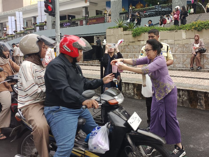 Terus Berbagi, Matos Bagikan Ribuan Takjil Gratis Jelang Berbuka Puasa