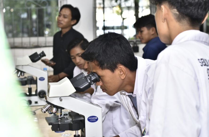 Dosen FMIPA UB Berikan Pelatihan Teknologi Preparasi Sel dan Jaringan untuk Siswa SMA Darul Mukhlashin