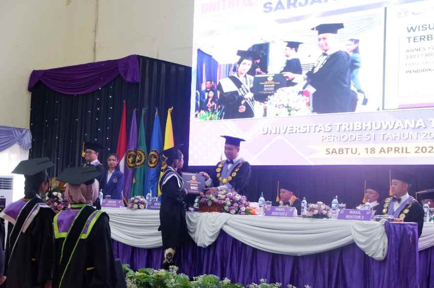UNITRI Kukuhkan 400 Wisudawan, Siapkan Lulusan Berdaya Saing Global