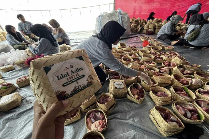 UMM Konsisten Terapkan Kurban Go Green, Salurkan 2.500 Paket Daging dengan Besek Bambu
