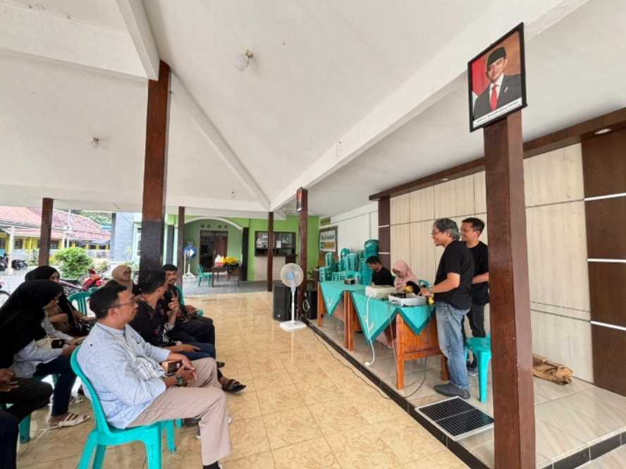 Pengabdian Masyarakat, Tim Polinema Pasang Lampu Tenaga Surya dan Pompa Air di Desa Wringinsongo Malang